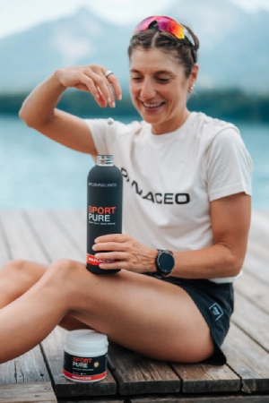 waterdrop® Cube wird in die PANACEO Sport Bottle gegeben