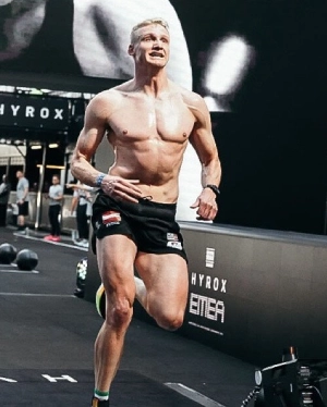 René Groinig, Hyrox athlete, uses PANACEO SPORT PURE for training, nutrition and recovery