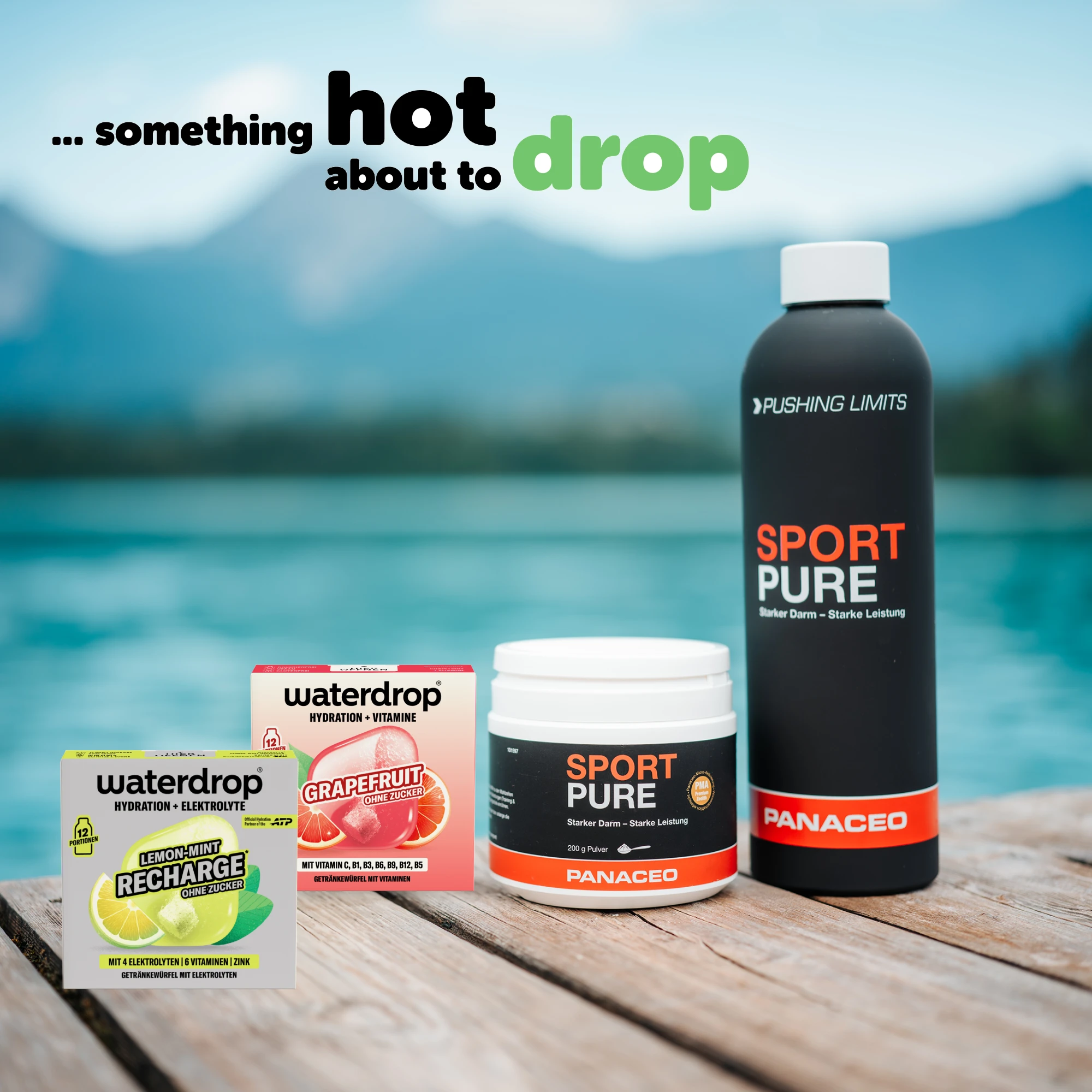 PANACEO Sport Summer Bundle mit Sport Pure, Flasche und Waterdrop vor Bergsee PANACEO Sport Summer Bundle mit Sport Pure, Trinkflasche und Waterdrop Hydration-Produkten auf Holztisch vor Berg- und Seepanorama