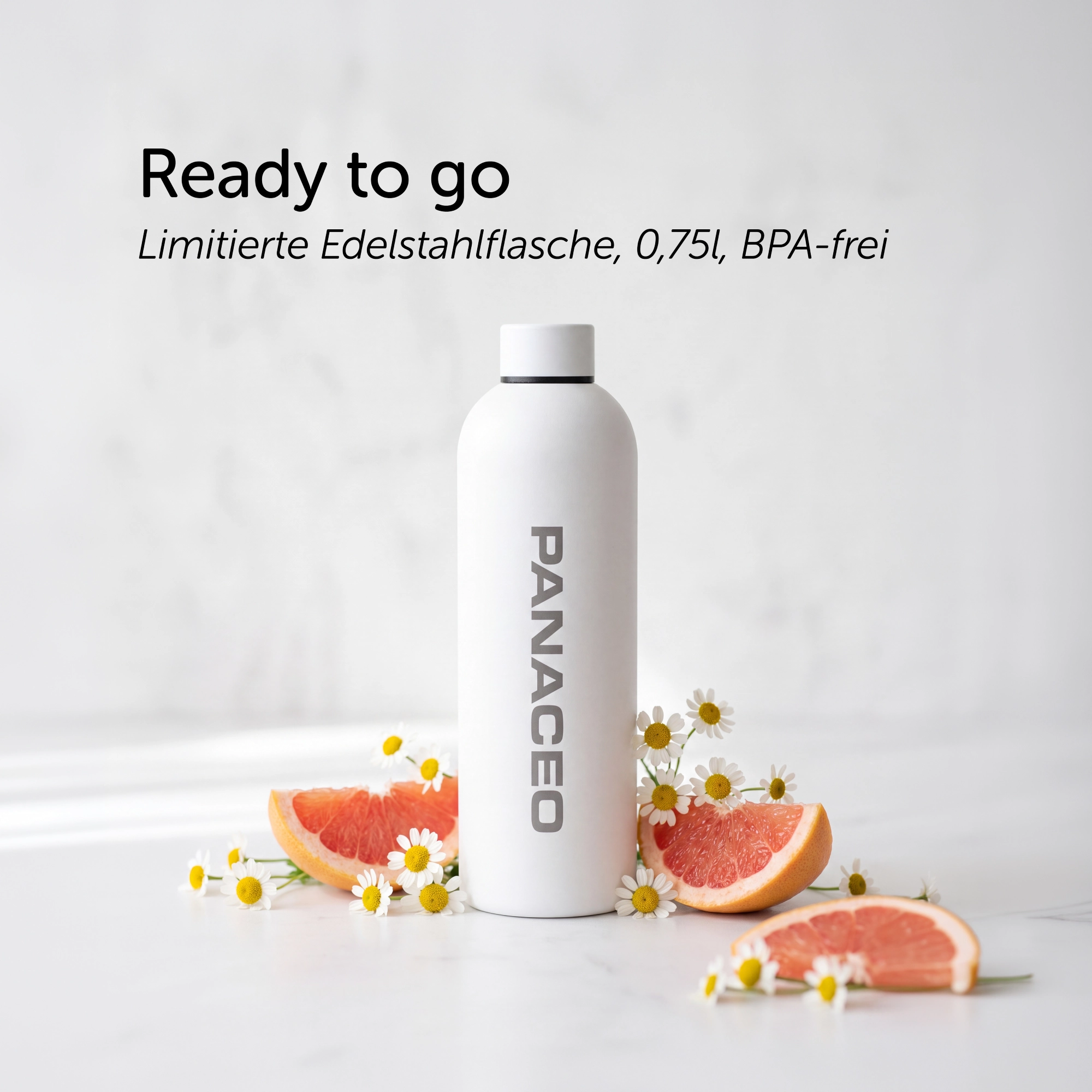 PANACEO Detox Summer Bundle – limitierte Edelstahlflasche 0,75 l, BPA-frei Weiße PANACEO Edelstahlflasche als Teil des Detox Summer Bundle, 0,75 l, BPA-frei, dekoriert mit Grapefruit und kleinen Blumen