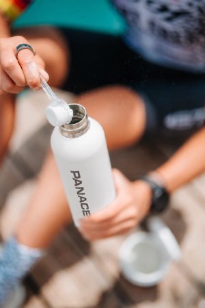 PANACEO Flasche mit BASIC DETOX und waterdrop wird getrunken