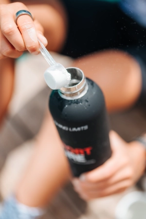 PANACEO SPORT PURE Pulver wird in Wasser eingerührt
