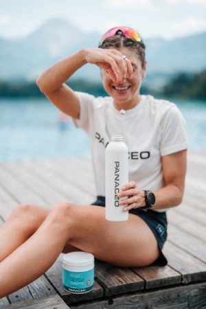 waterdrop® Cube wird in die mit Wasser gefüllte PANACEO Flasche gegeben